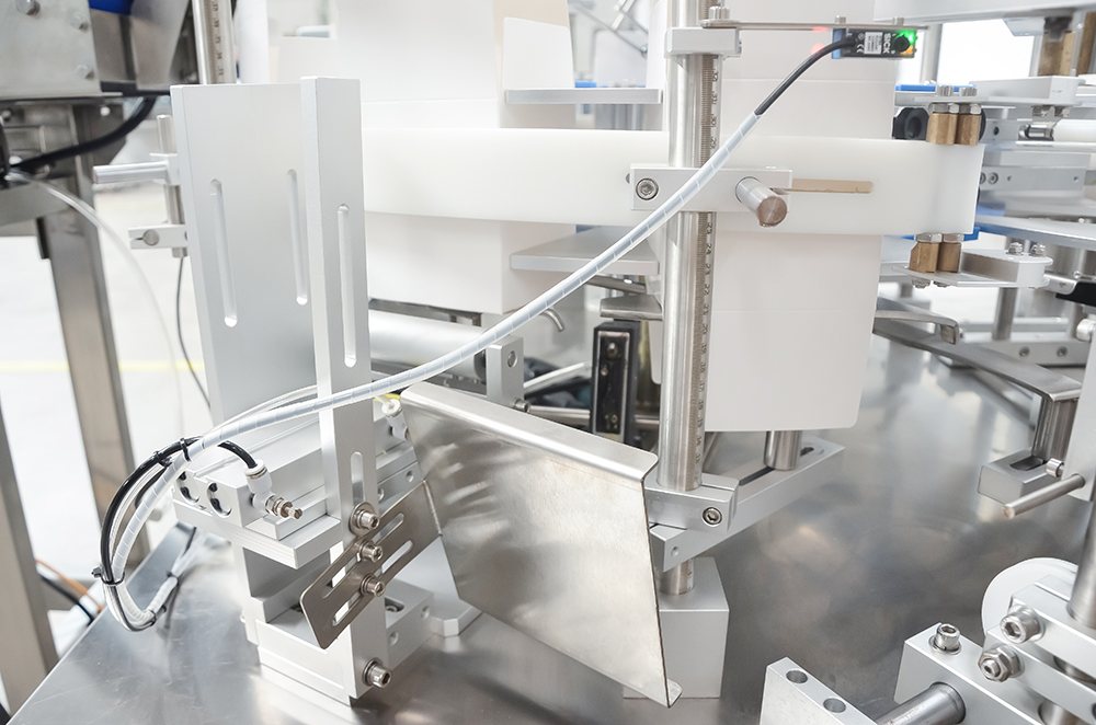 7.-Bottom-Tongue-Sealing 7.-Sellado-de-lengua-inferior